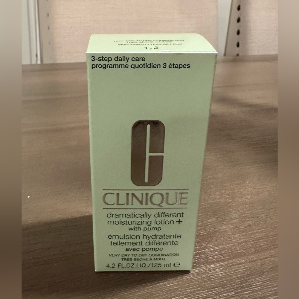 Clinique Dramatically Different Moisturizing Lotion+ with pump. 4.2 oz. Unused.